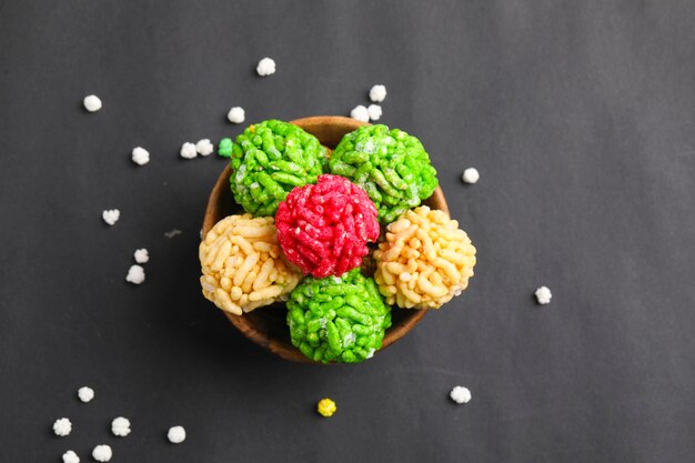 Photo murmura ladoo or puffed rice ball indian festival food snack sweet for sankranti