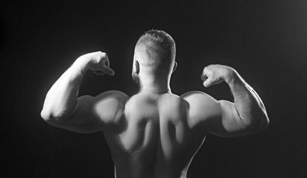 Foto grande modello maschio muscoloso che mostra la sua schiena
