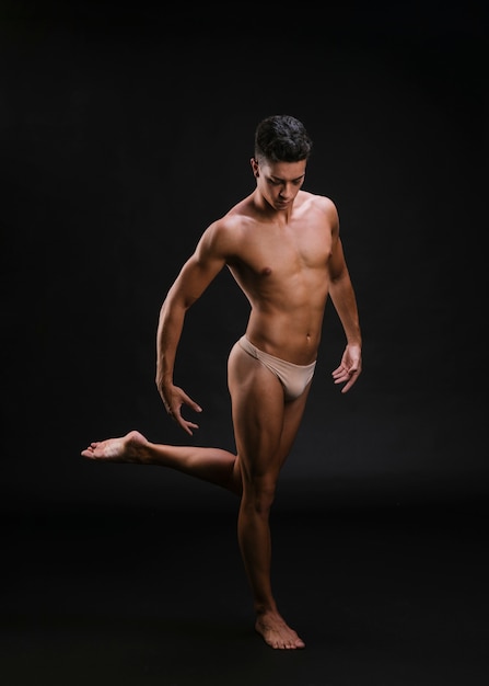 Foto ballerino di balletto muscolare su una gamba sola