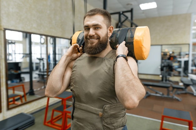 Мускулистый Кавказский Бородатый мужчина делает упражнения