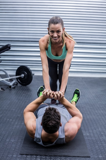 Foto coppia muscolare facendo esercizi di base
