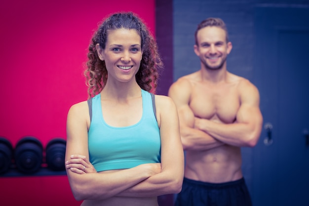 Photo muscular couple looking at the camera