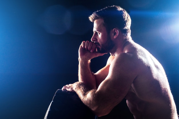Мускулистый фитнес-мужчина, античная статуя, идеальные мышцы, шесть штук