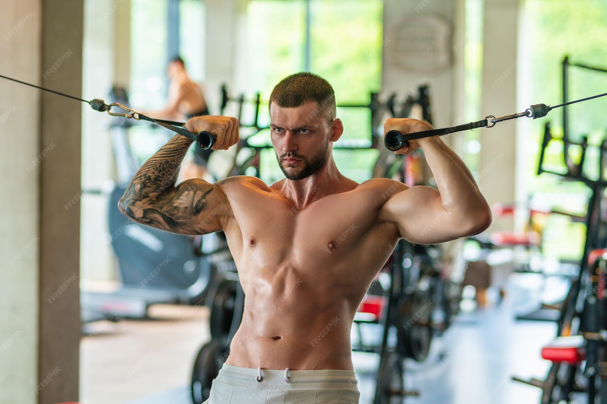 Premium Photo Muscular hunk with posing in gym fitness male model