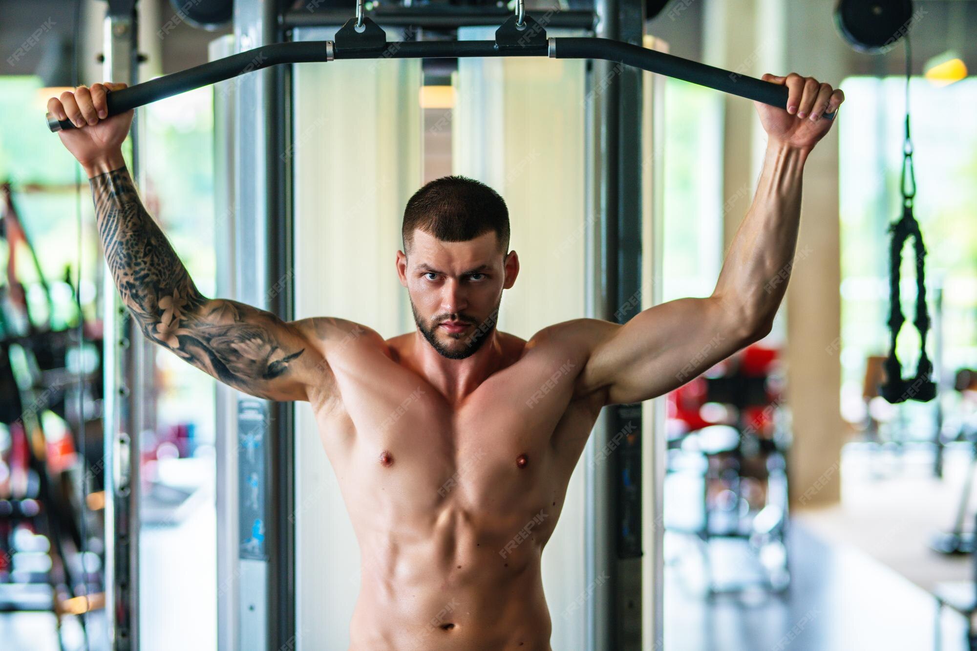Premium Photo Muscular hunk with posing in gym fitness male model