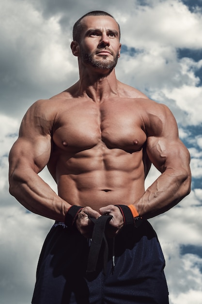 Photo muscular man under cloudy sky