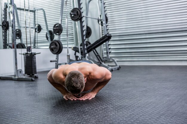 Photo muscular man doing push-ups