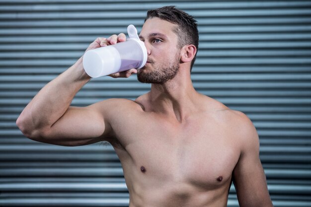 筋肉の男性の飲み物のカクテル