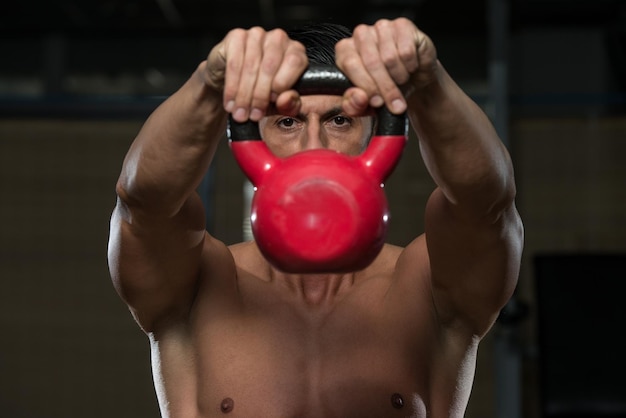 Упражнения мускулистого мужчины с KettleBell