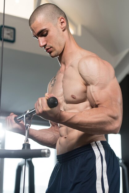 Photo muscular man exercising biceps