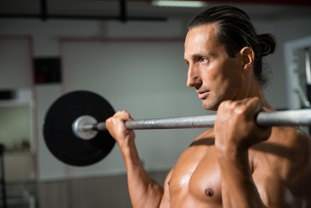 Uomo muscolare che si esercita in palestra