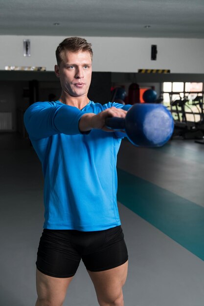 Kettlebell와 운동 근육 남자