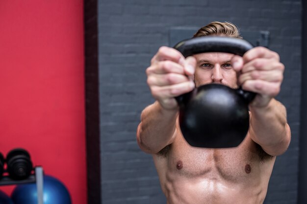 근육 질 남자는 kettlebell를 해제