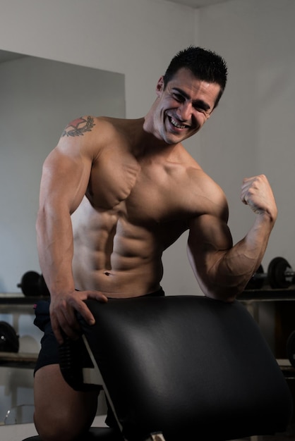 Мускулистый мужчина отдыхает после упражнений Портрет физически здорового молодого человека без рубашки
