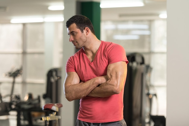 Photo muscular man standing in gym