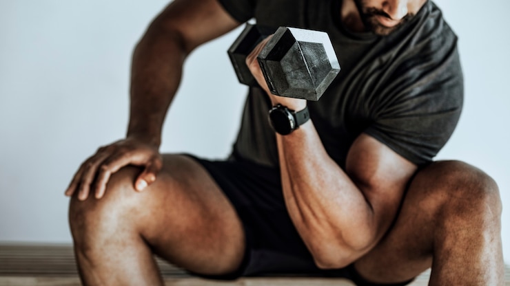 Photo muscular man weightlifting with a dumbbell wallpaper