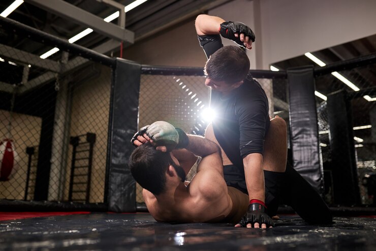 Photo 筋肉のmmaボクサーファイターは、リング八角形のルールなしで戦います。戦闘中の総合格闘家。スポーツとボクシングの概念