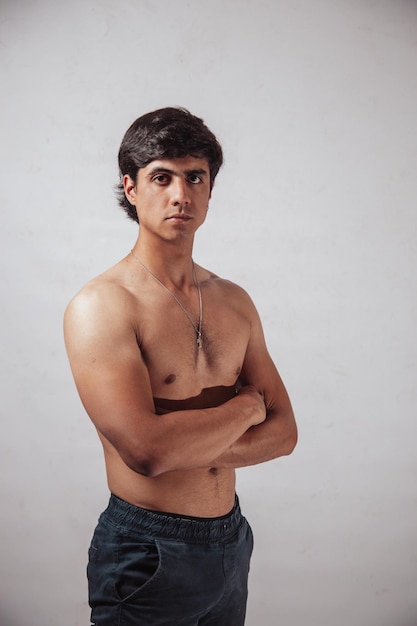 Photo muscular young man posing in a photo studio