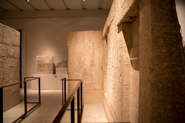 Foto l'isola dei musei di berlino, germania, sala delle esposizioni egizie, ardesia egiziana