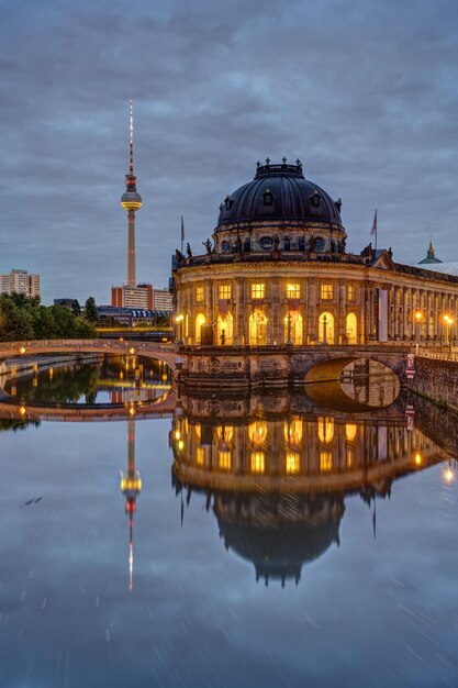 Photo the museum island and the television tower in berlin on a cloudy morning