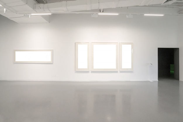 사진 현대 미술관. 빈 갤러리 내부 공간, 흰 벽 및 회색 바닥