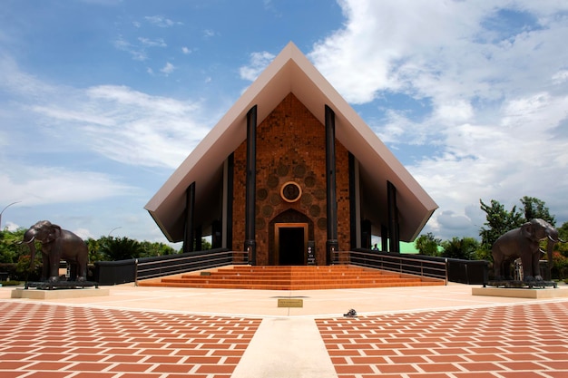 Museum van de eerbiedwaardige Ajahn Luang Ta Maha Bua Mahathera voor Thaise mensen en buitenlandse reizen bezoeken respect bidden in Wat Pa Baan Taad of Ban Tat-bostempel op 15 november 2020 in Udon Thani, Thailand