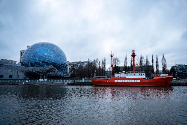 Музей Мирового океана в Калининграде. Здание имеет форму стеклянного шара. Корабли - экспонаты морского музея.