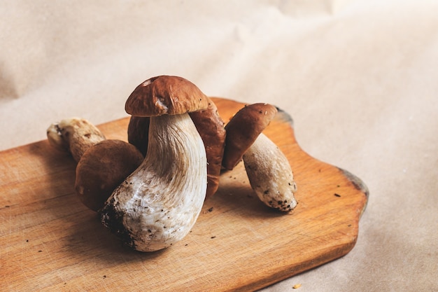 Foto mushroom boletus over snijplank. boletus edulis