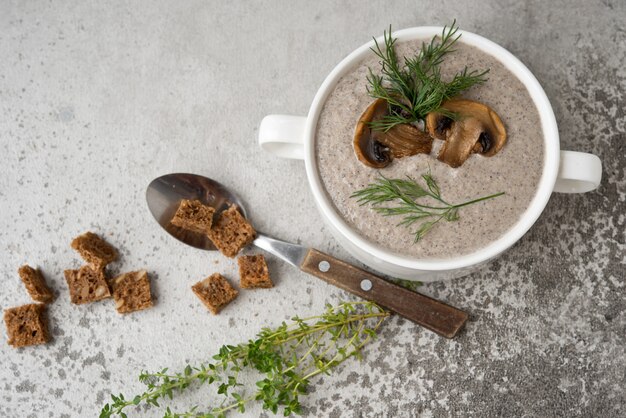 Foto zuppa di funghi prataioli crema in un piatto bianco