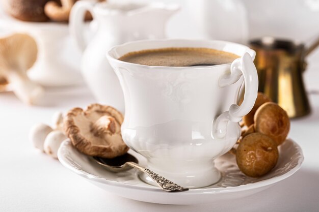 Foto caffe' ai funghi in una tazza di porcellana bianca vintage