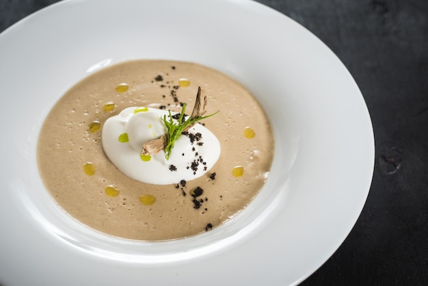 Zuppa di crema di funghi sul nero