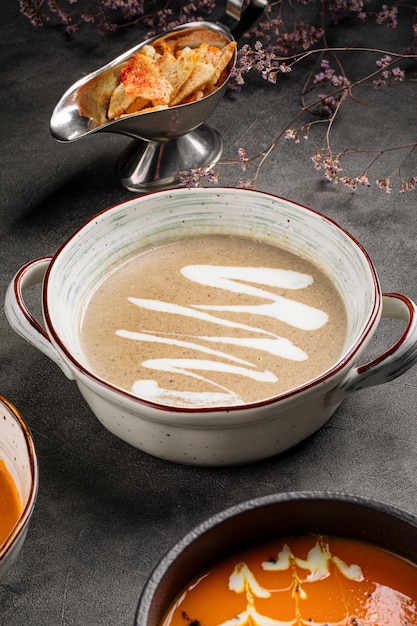 Foto zuppa di crema di funghi con crema