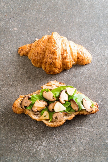 Foto panino con croissant ai funghi