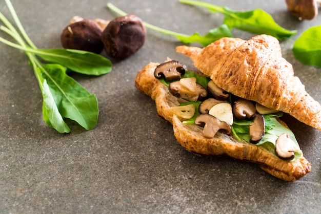 Panino con croissant ai funghi