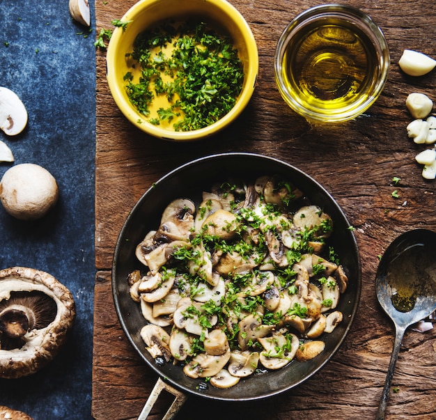 Photo mushroom dish in a pan