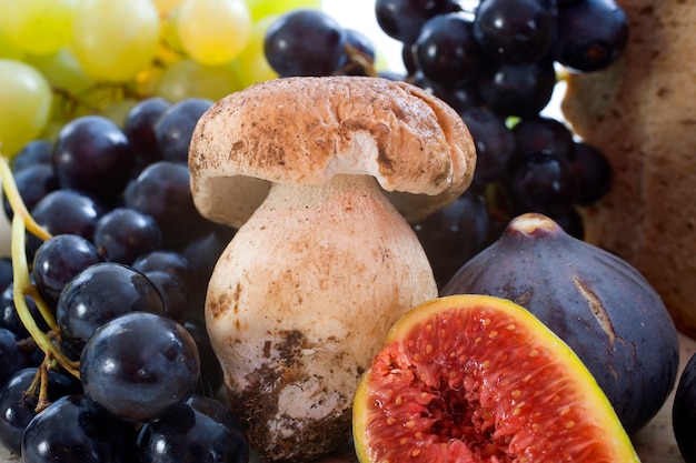 Foto primo piano di frutti e funghi