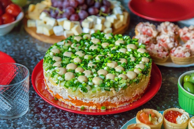 Insalata di funghi sul tavolo. messa a fuoco selettiva. cibo.