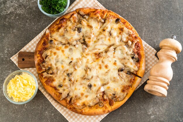 mushroom pizza met miso saus