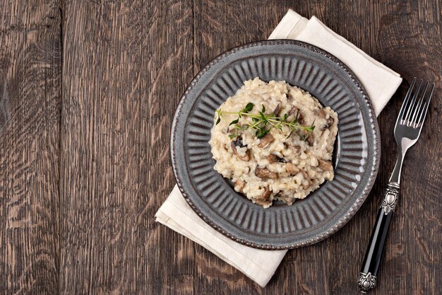 Foto risotto ai funghi sul piatto vista ravvicinata