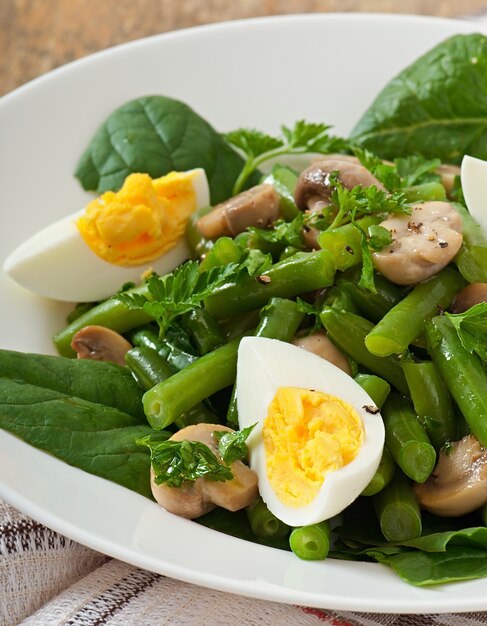 Foto insalata di funghi con fagiolini e uova