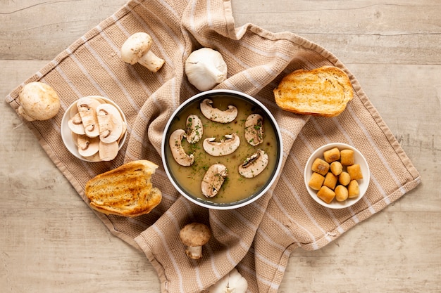 Photo mushroom soup and toast on cloth