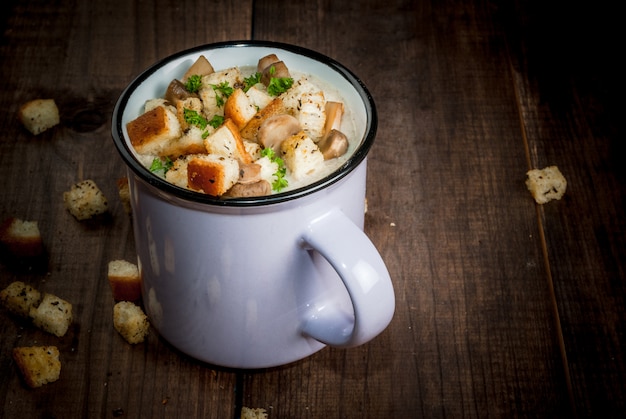 Foto zuppa di funghi con crostini ed erbe