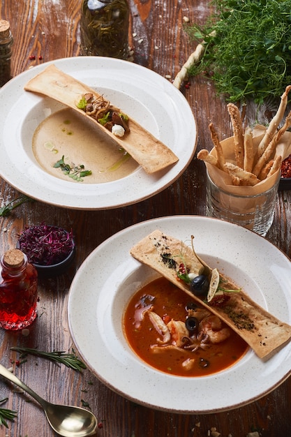 Photo mushroom and tomato cream soup on a wooden table