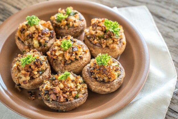 Шляпки грибов, фаршированные смесью сыра, лука, сухарей и масла