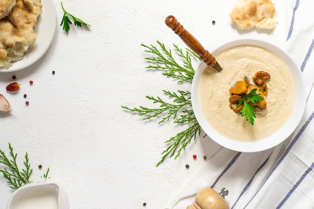 Zuppa di crema di funghi finferli su sfondo bianco