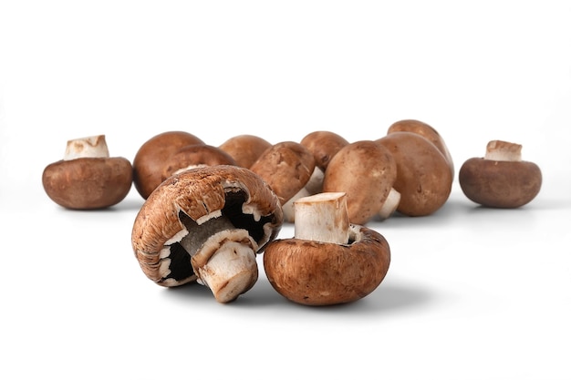 흰색에 고립 된 버섯 갈색 champignons 버섯의 무리 자연식이 제품