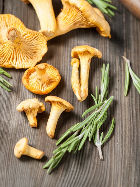 Funghi e rosmarino sulla tavola di legno