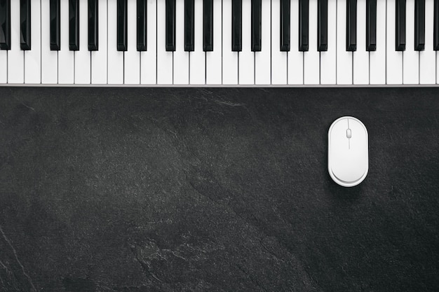 Музыкальный черный фон с клавишами и компьютерной мышью плоская копировальная площадь