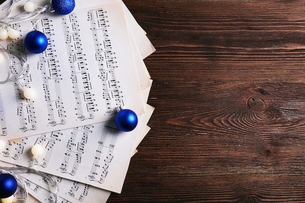 Musica e addobbi natalizi su tavola di legno