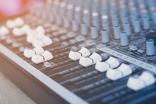 Foto concetto di musica con controllo del mixer audio